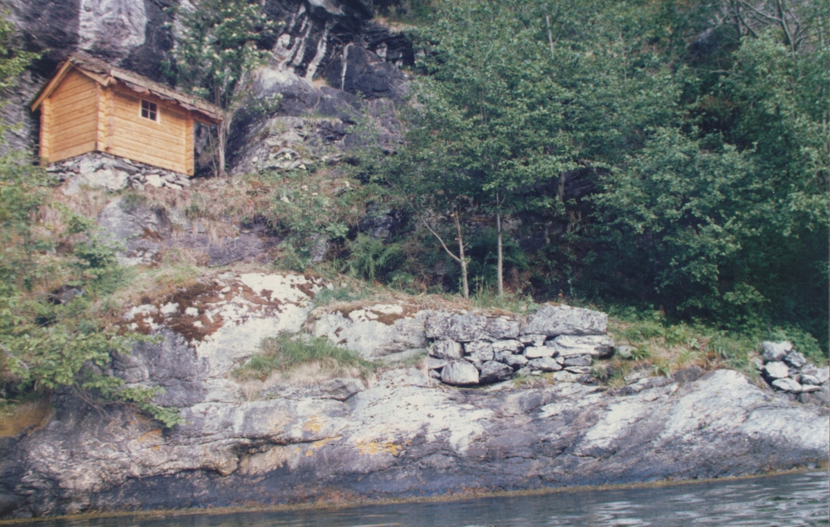 Dokumentasjonsbilder i serie fra oppsettinga av sjøhuset på Skageflå, Geirangerfjord i 1985.