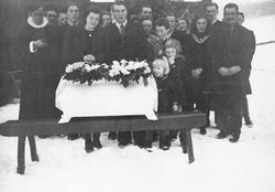 Begravelse, personer, klær, kiste.