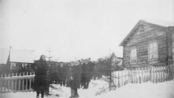 Begravelse, personer, klær, bolighus.