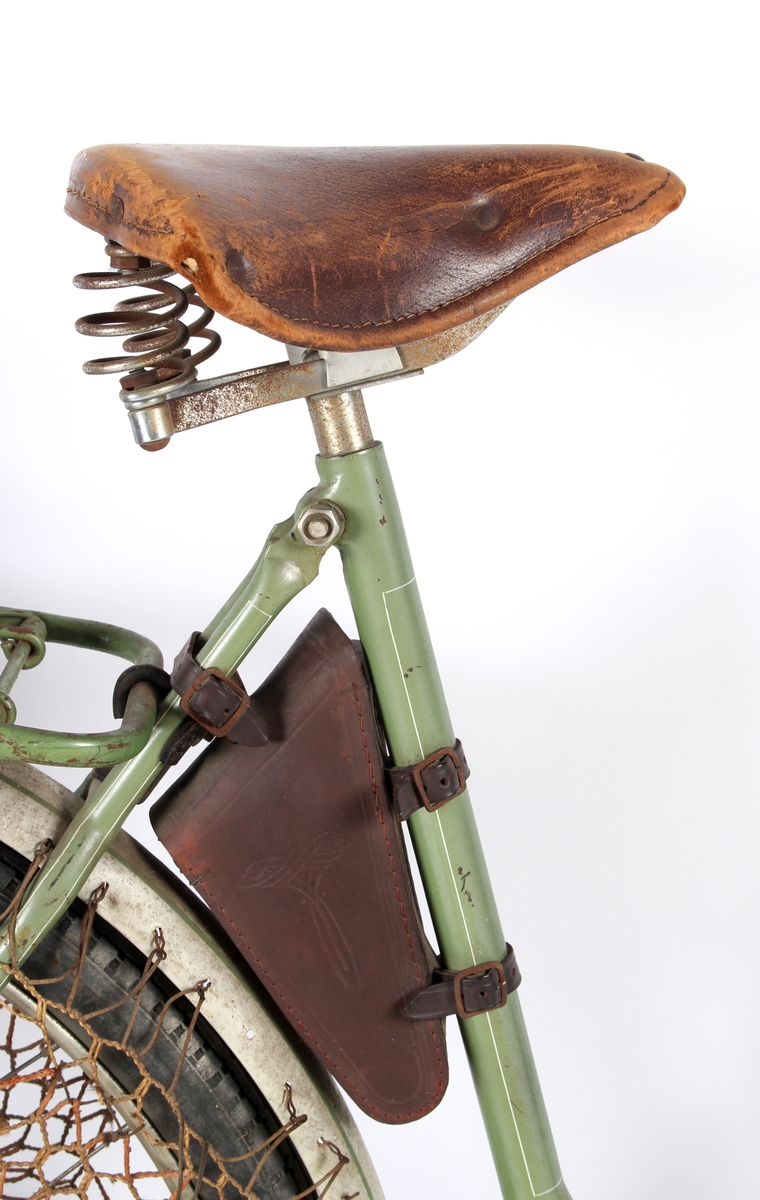 DBS damesykkel med skinntaske til verktøy under setet. Tasken inneholder en liten boks av stål og messing merket "JØS Lappesaker".