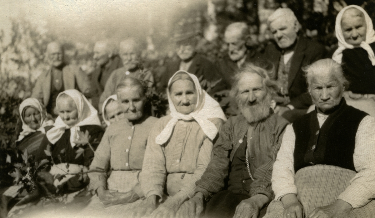 En gruppe eldre mennesker på Trysil Aldershjem, Innbygda (sitter ute, sommer).