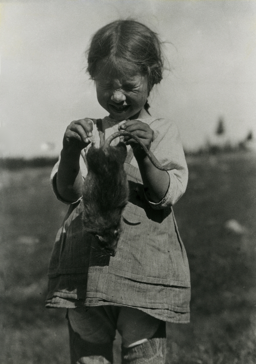 Jente med rotte. Portrett av Ingebjørg Buflod f. Galaasen (1915 - 1999)