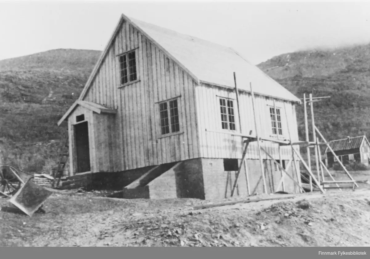 Før og etter 1944, Nordland, Troms. Hus C 61. Huset fikk 2. premie. Arkitektene var Gunnar Bjerke og AnneMargrethe Haug. Motto 'Bygda'. For kyst- og innlandsdistrikter. Enebolig på ca. 60 kvm. I 2 etasjer med innredet loft. Utvendig kjellernedgang. Bislag på endevegg. Huset var innsatt med loddrett rektangulære sprossevinduer.