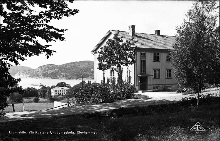 Enligt Bengt Lundins noteringar: "Ljungskile. Folkhögskolan. Elevhemmet. Vykort TF 2162 Foto BL 1049".