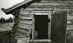 Tømmerhus m/døra åpen; badstue, Galåsen.