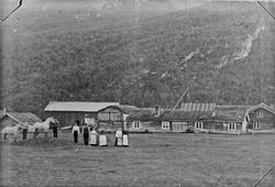 Gårdsbruk, personer, hester.