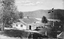 Bolighus, personer, flaggstang, flagg, naturforhold. Parti f