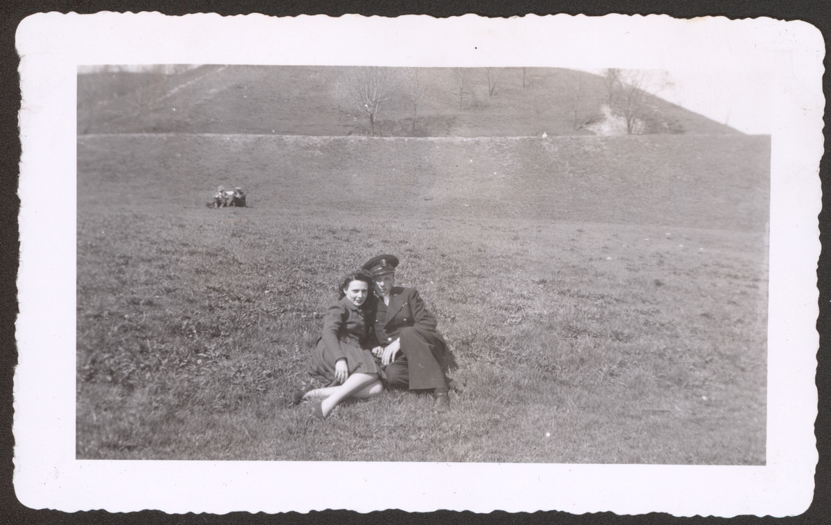 Margaret Moss og Jacob Jensen, fotografert sittende på gresset.