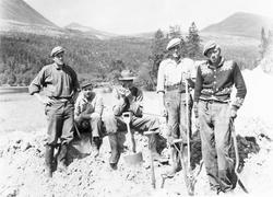 Personer, spader, naturforhold.