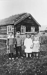 Barn, klær, bolighus.