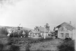 Auma med stasjon og nabohus ca 1920