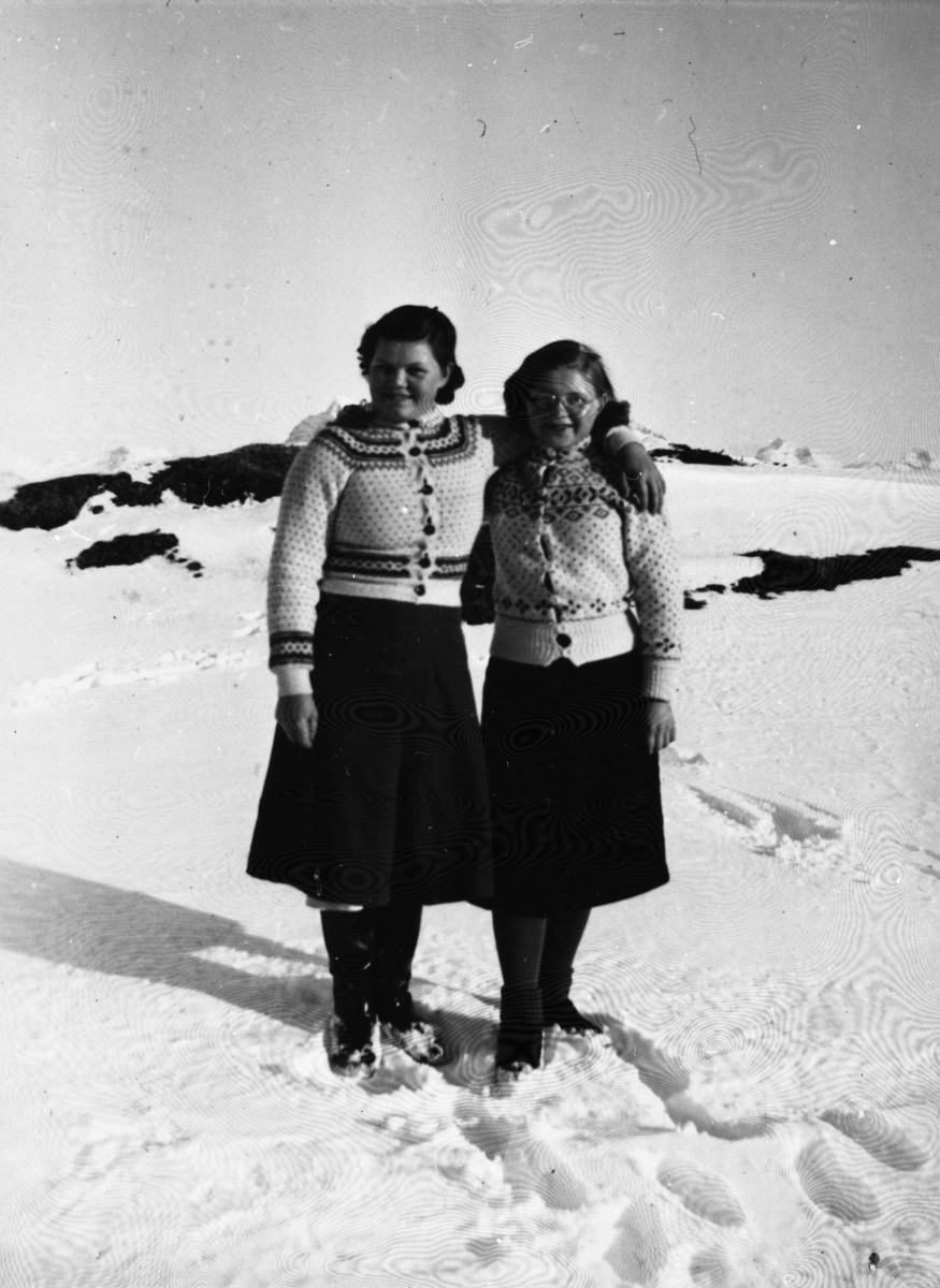 To jenter i strikkejakker,  Olaug og Anne Marie Bjørklund fra Lonkan 1937-40.