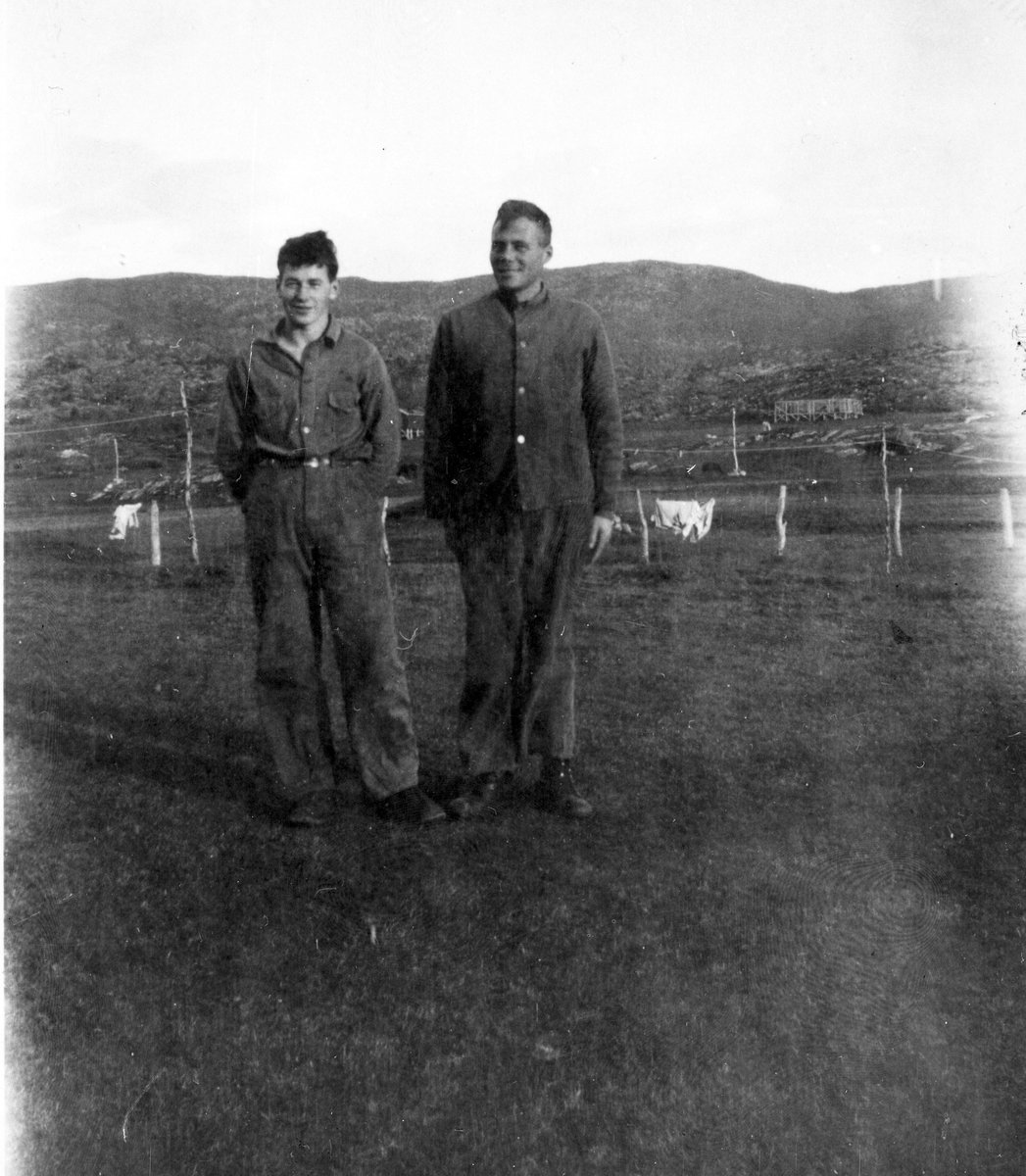 To unge menn stående ute, Ingolf og Ingvart Iversen, Stangnes, 1925-30.