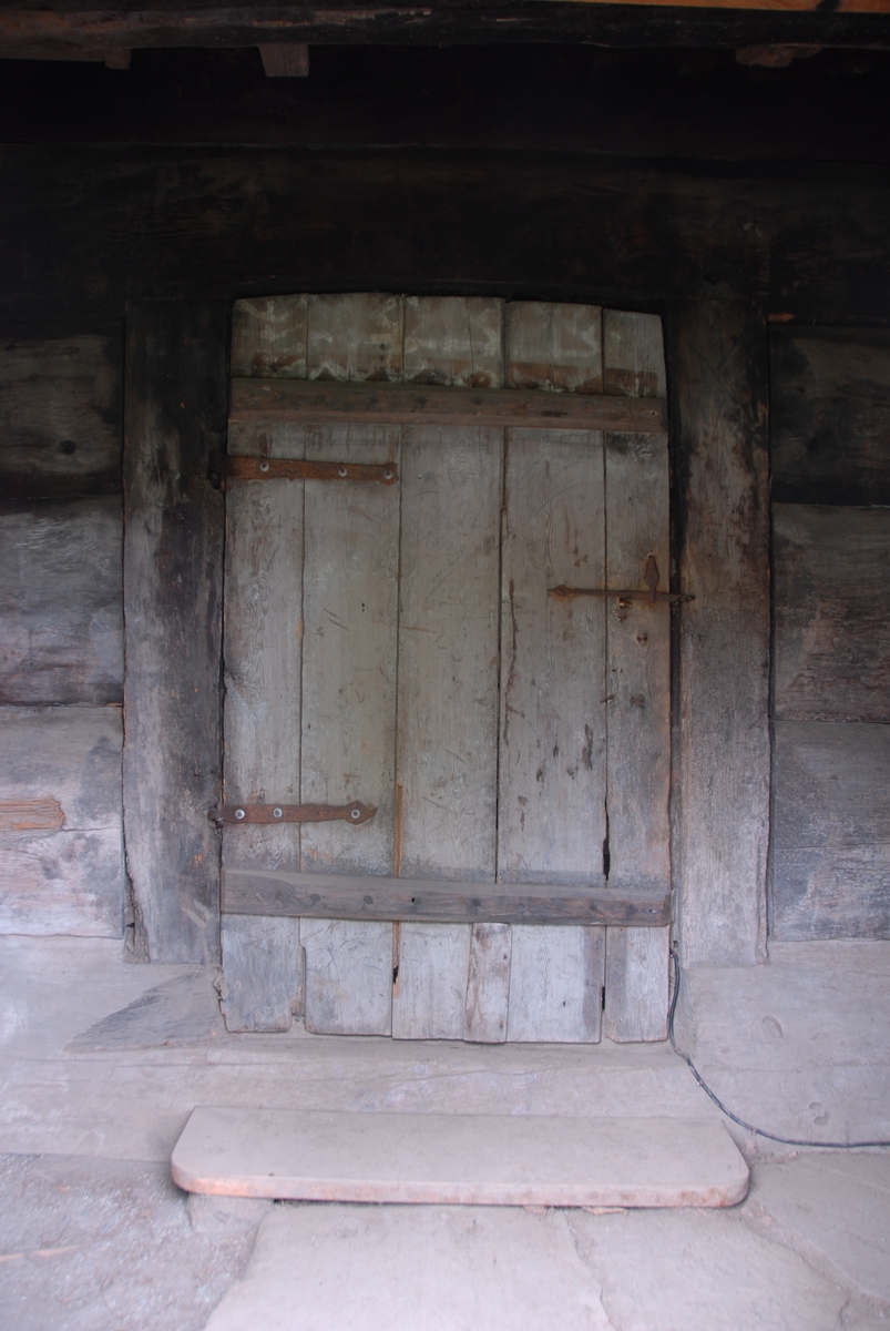 Røykstove, jordgolv, åre og ljoreopning.