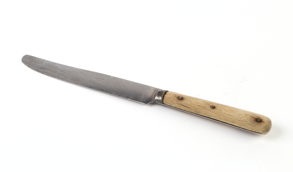 Spisekniv i stål med treskaft.