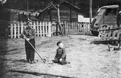 Barn, klær, lastebil, gjerde, bygning.