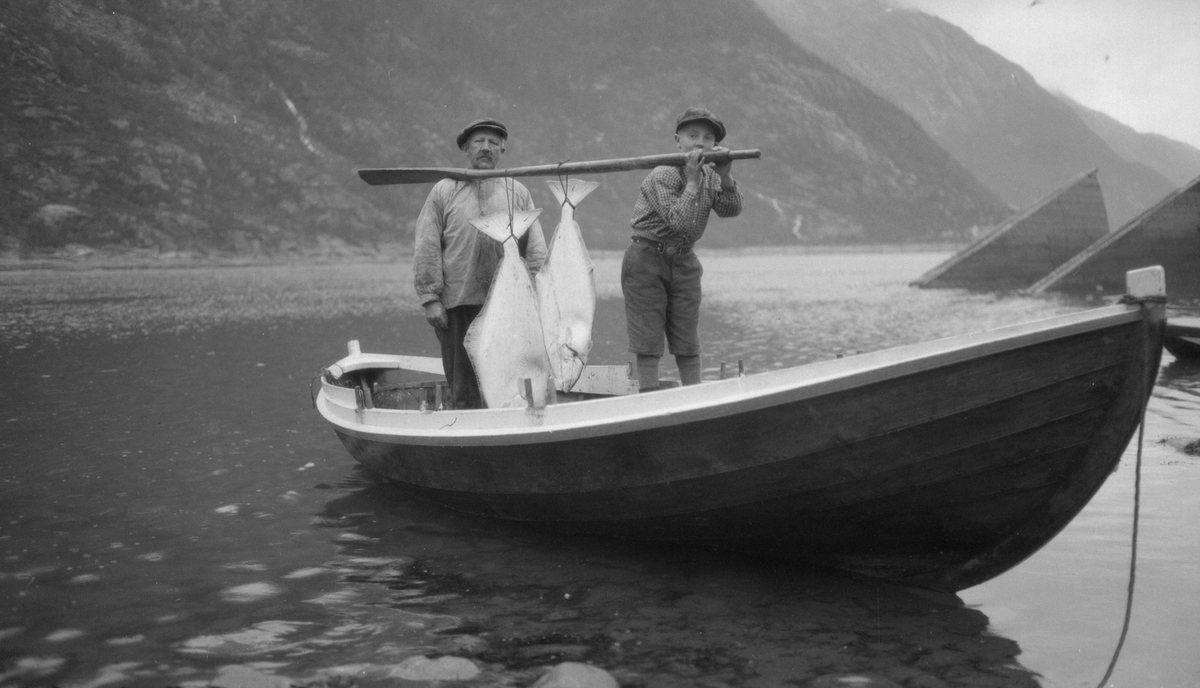 To fiskere stående i båten med kveitefangst.
I fjæra ovenfor Jacobsenbrygga..
Vi ser isbryterne ovenfor Jacobsenbrygga til høyre.