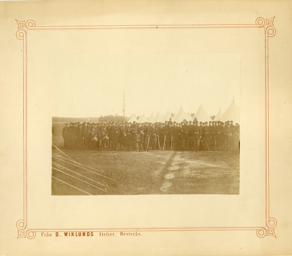 Grupporträtt av Västmanlands regemente I 18 på Salbohed omkring 1890.