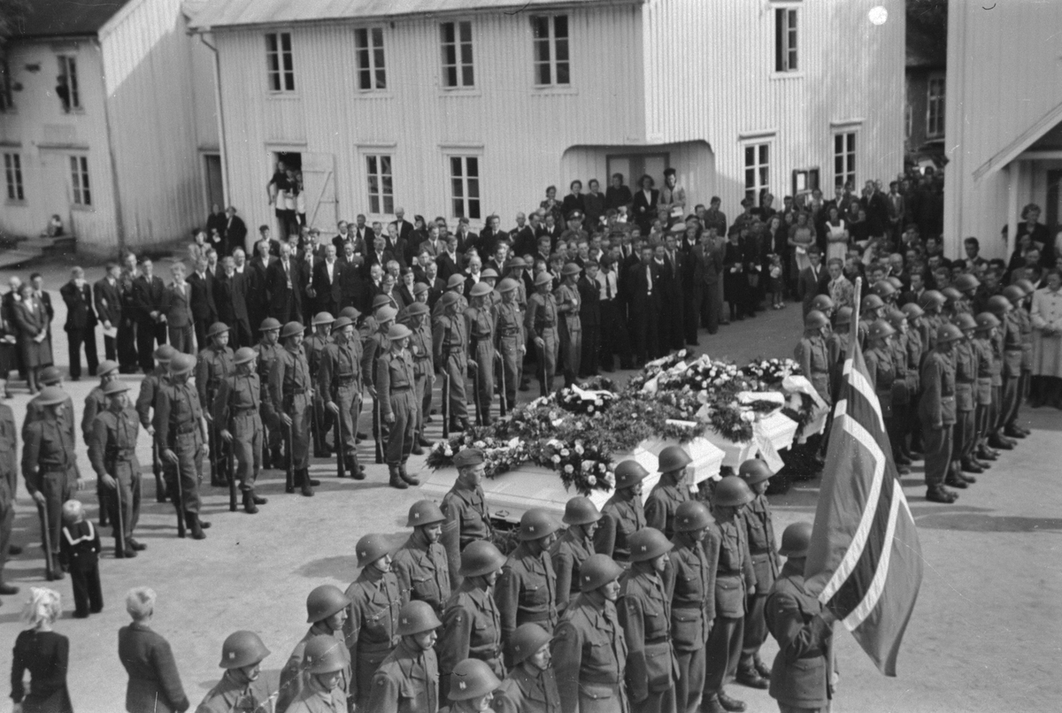 Fellingfors, begravelsen til de som falt på  Fallstad, kister, soldater.