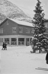 Henriksens og Baadstøs forretninger på torvet ved juletider.