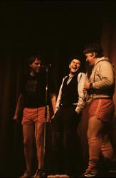 Lars, Oluf  og Tore Skoglund på scenen.