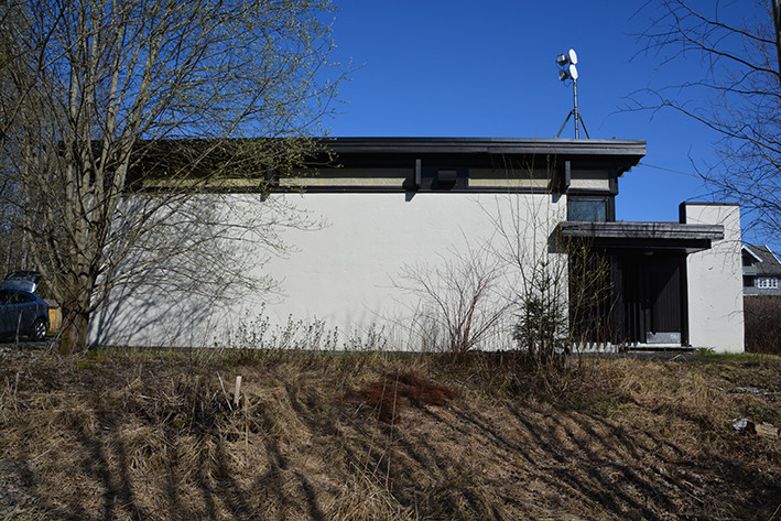 Bygningen for Kråkstad automatsentral i Ski, representerer en arkitektur spesielt beregnet for telefonsentral av typen 8B. Kråkstad automatsentral hadde 600 linjer, og er den eneste som er bevart på sitt opprinnelige sted. Abonnentene betjenes av en digital sentral i samme bygning (1997).