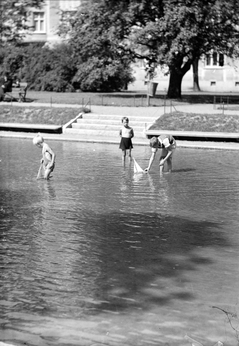 Lekande barn i plaskdammen i Vasaparken, Luthagen, Uppsala 1936