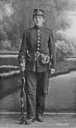 Mann, uniform, gevær.