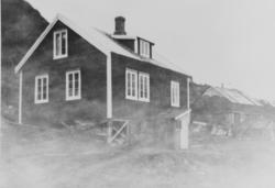 Bildet er fra Kvænangen og viser en bårstue. I bakgrunnen se