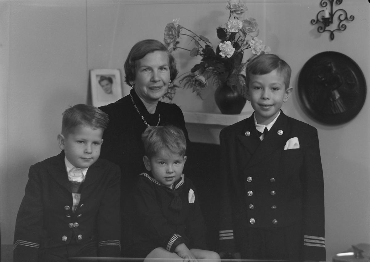 Fru Esther-Marie Wiig med sønnene Christian, Ole og Thorvald Edvard