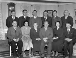 Foto av et ektepar som feirer gullbryllup. Her omgitt av sle