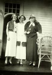 Marie i midten.
 Bilde fra Marie Knudtzon (1879-1966) sin fo