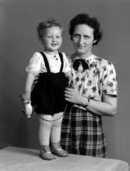 Portrett av mor og barn, trolig fra Tingvoll kommune. Fra No