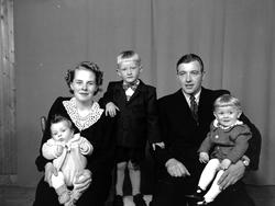 Berit og Erling Langnes med barna:
Bjørn Egil, Torleif og Pe