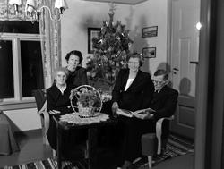 Familien Hanem. Lars, Tora, Marit og Berghild. Foto av en fa