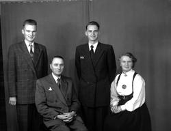 Dr. Sveine med familie. Fra Nordmøre museums fotosamlinger, 