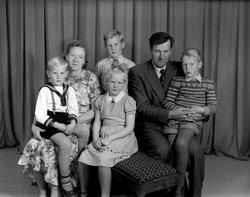 Ella og Ola Lyngstad, med barna: Inge, Paul Olav, Berit og J