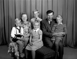 Ella og Ola Lyngstad, med barna: Inge, Paul Olav, Berit og J