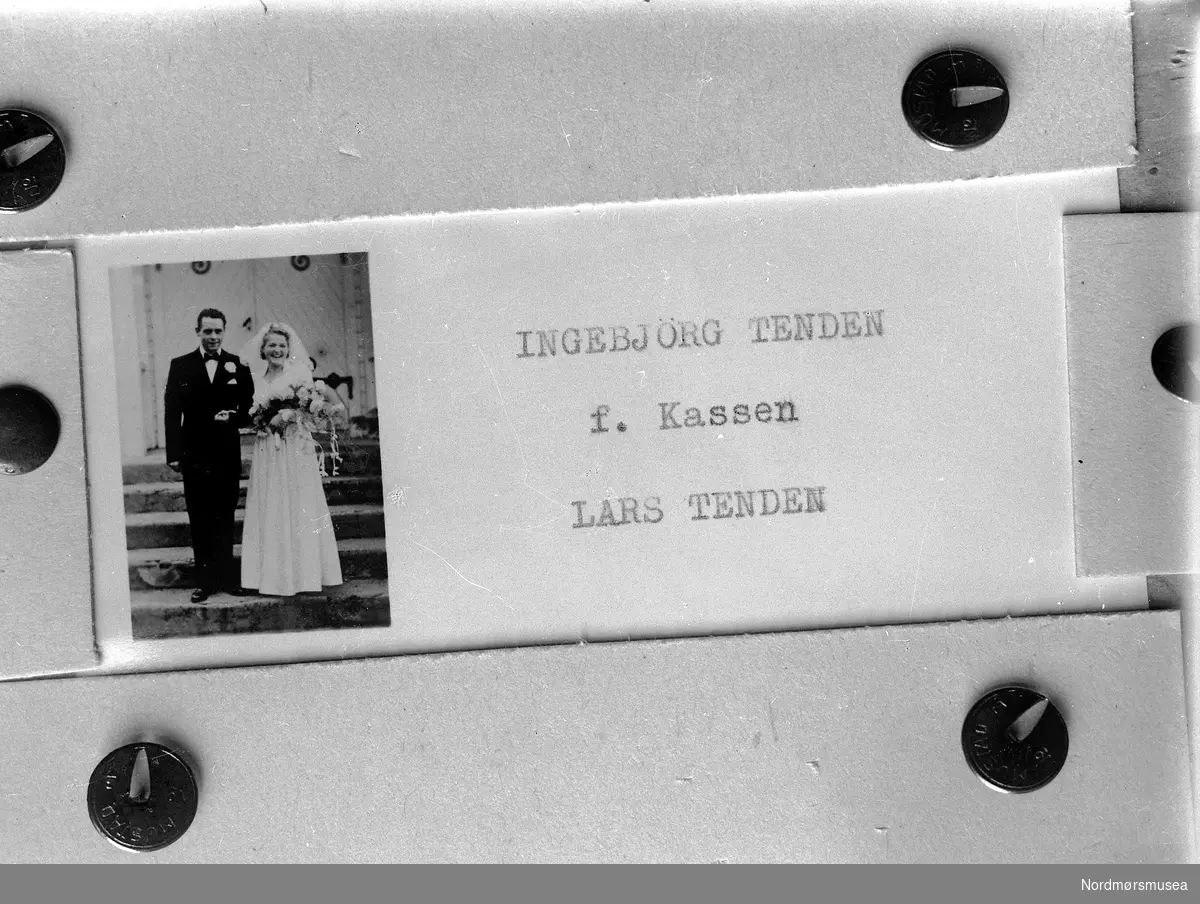 Ingebjørg Kassen og Lars Tenden. Bryllupsbilde nr 2, brudepar. 1950-tall. Fra Nordmøre museums fotosamlinger, Halås-arkivet.