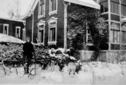 Laura Mollan Meese på ski på Bjønnahaugen 1928. Ole M Mollan