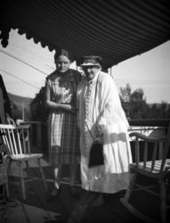 Aulestad, på verandaen, Karoline Bjøhrnson og en yngre kvinn