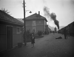 Nesbyen stasjon, tog med damplokomotiv, mennesker, bygninger