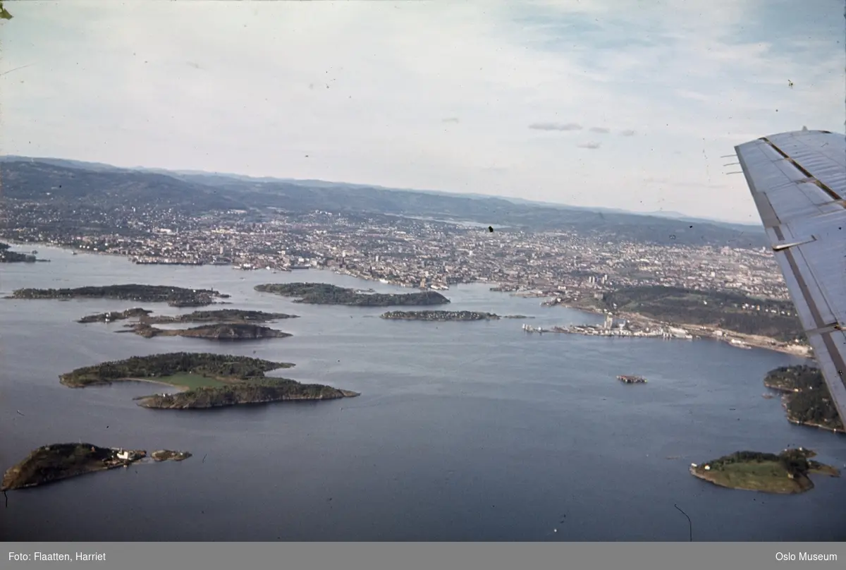 utsikt fra fly, fjord, øyer, by