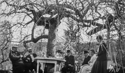 Familiebilde. Familien Holta ved bord utendørs.