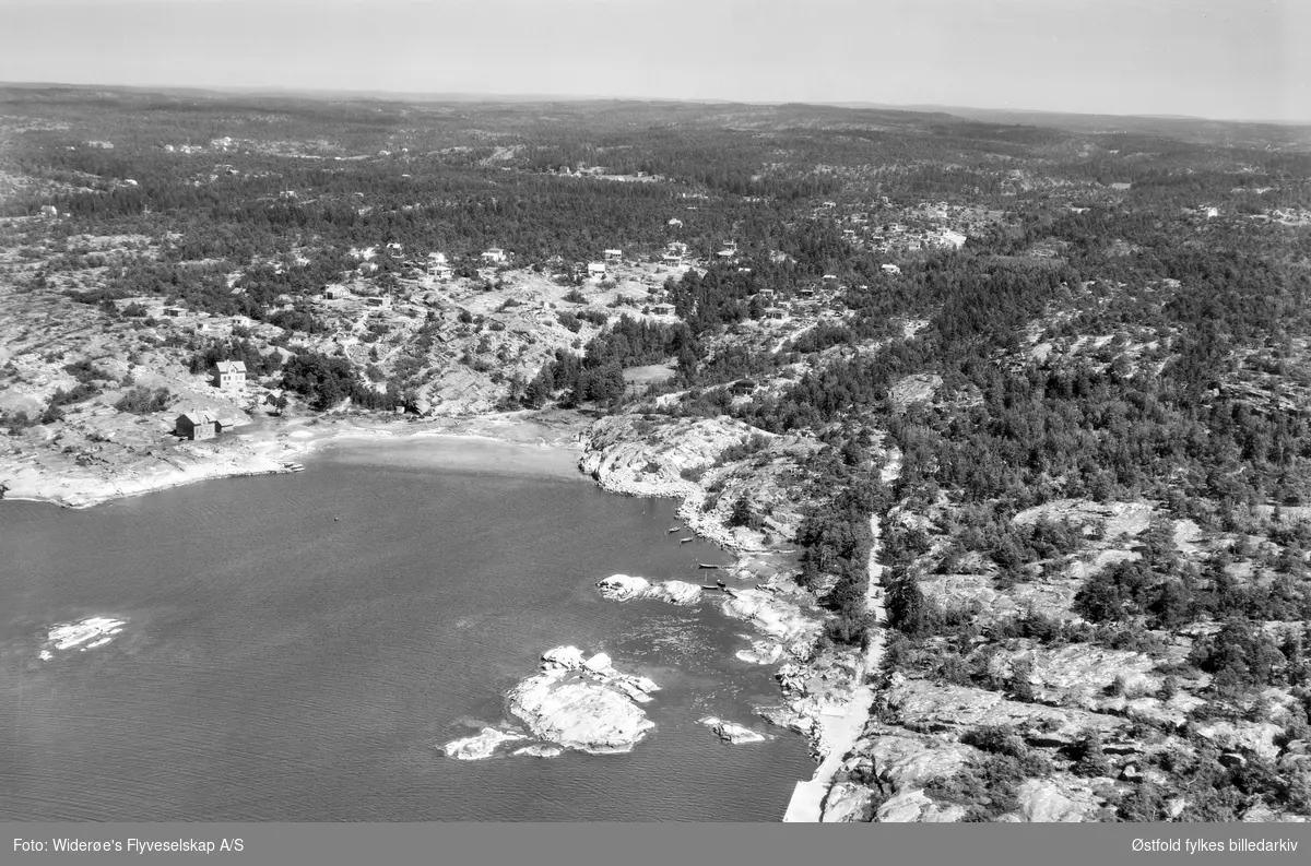 Flyfoto fra hytteområde i Djupeklo, Onsøy, sørvest for Oksrød, 1949.