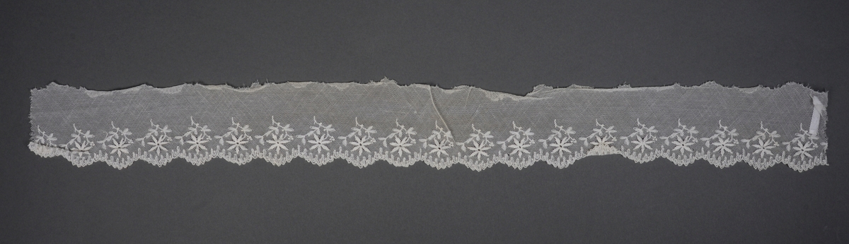 Blomster: en blomst i hver tunge og blader over disse.