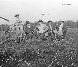 Menn, klær, stoler, vogn.