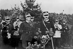 Kong Haakon og kronprins Olav sammen med andre offiserer avb