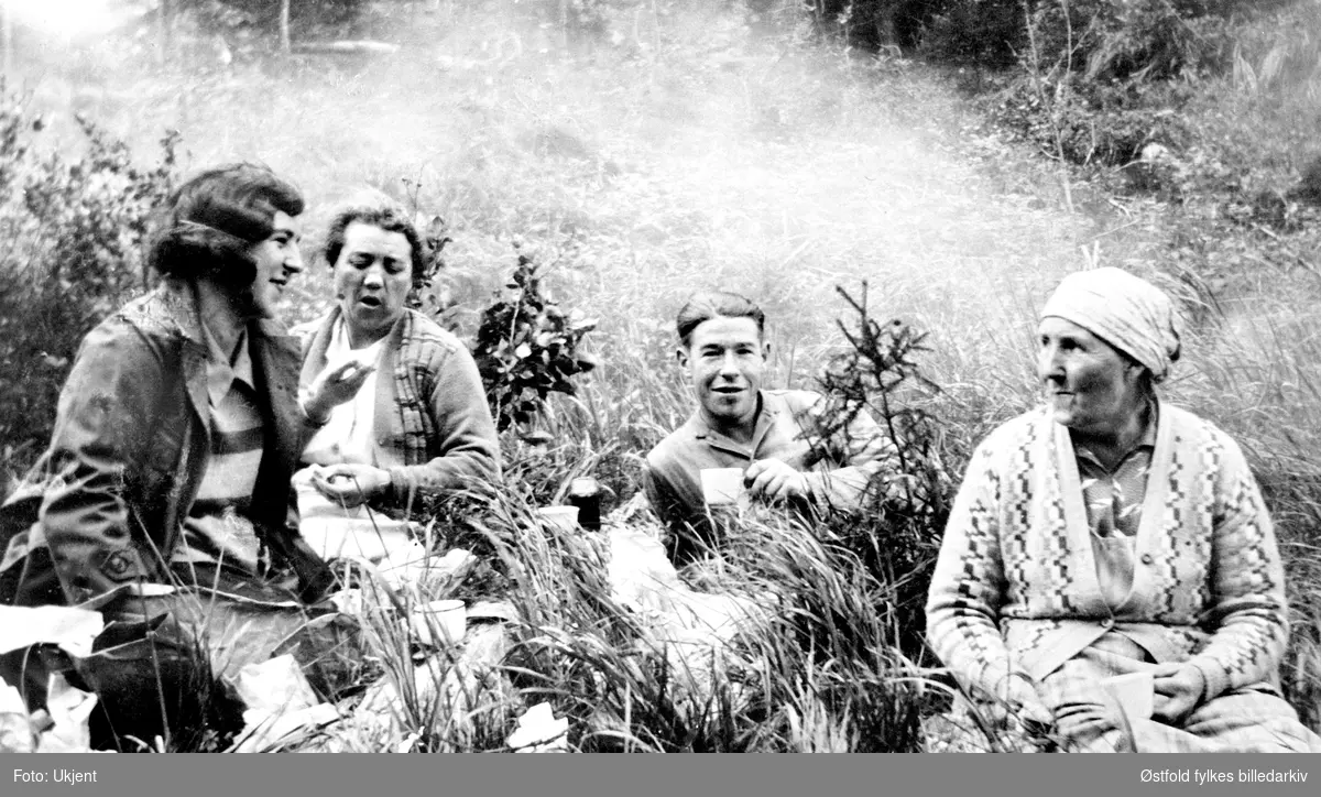 Bærplukking i Trøgstad ca. 1920(?). Fra venstre Ingrid, frk. Stumberg, Ole og Maren Gundersen.