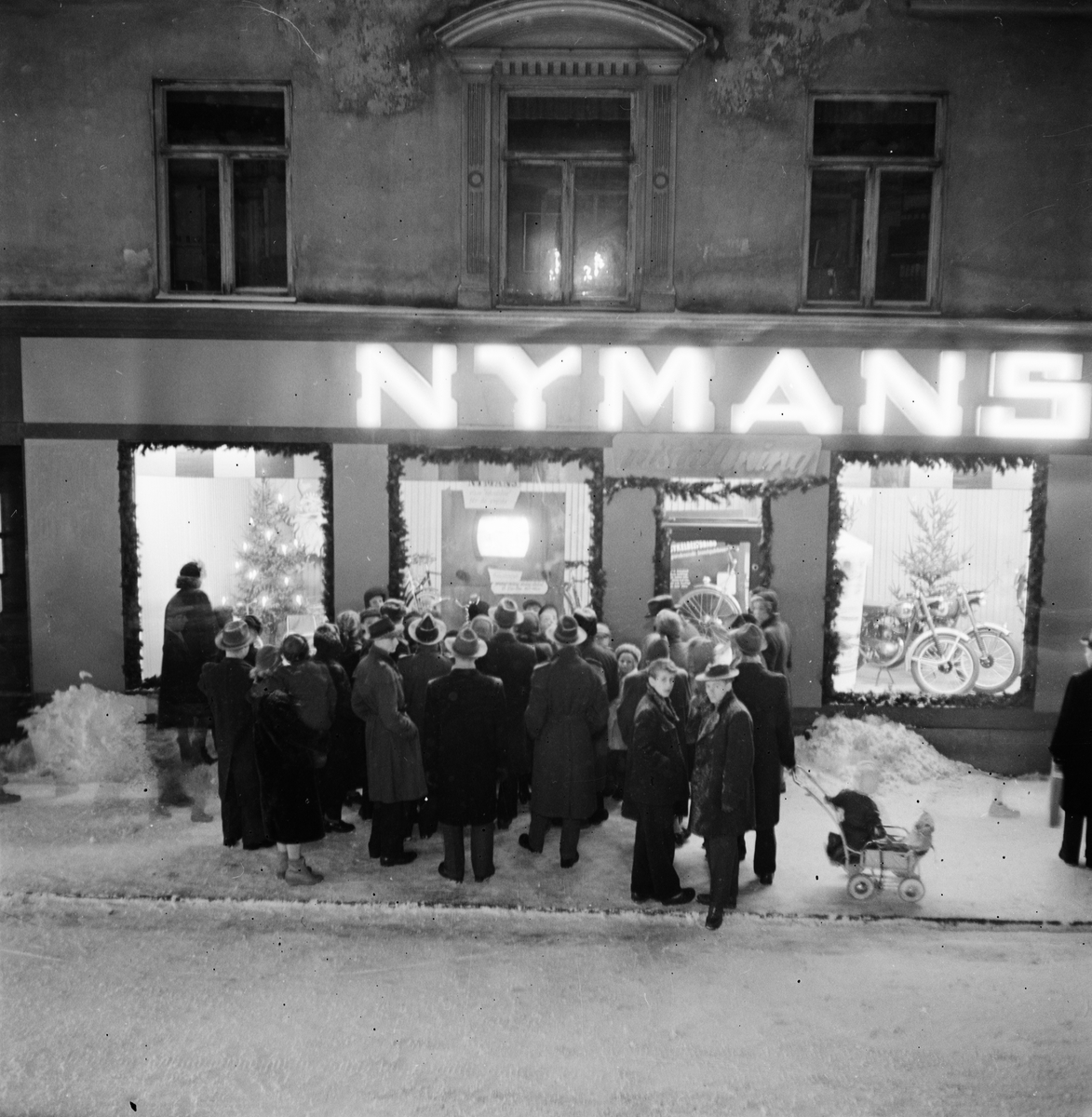 Nymanbolagen, skyltfönster med television, Uppsala, december 1952